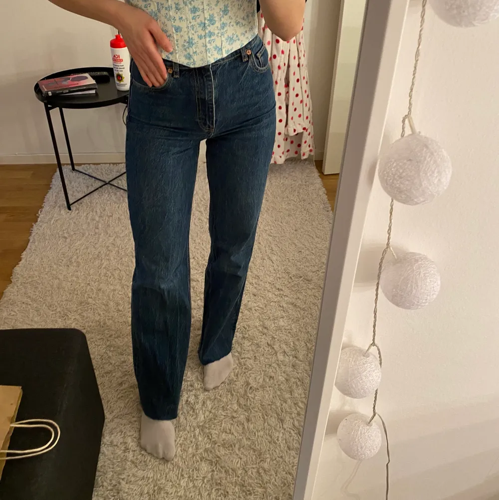 Ett par mörkblåa raka jeans ifrån zara i storlek 34. Jättefina på men säljer pga att dem är lite för tajta för mig 😢 skriv om du är intresserad!. Jeans & Byxor.