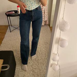Ett par mörkblåa raka jeans ifrån zara i storlek 34. Jättefina på men säljer pga att dem är lite för tajta för mig 😢 skriv om du är intresserad!