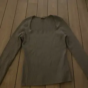 Säljer en ribbad grå tröja i strl xs men passar även s eftersom den är lite större i storleken. Köparen står för frakten.💕