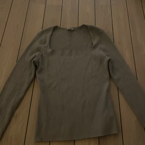 H&m långärmad ribbad grå - Säljer en ribbad grå tröja i strl xs men passar även s eftersom den är lite större i storleken. Köparen står för frakten.💕