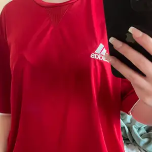 Jätte skön och fin röd Adidas t-shirt som nästan aldrig är använd, köpt på second hand! 