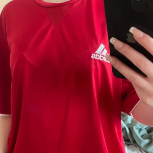Röd adidas t-shirt  - Jätte skön och fin röd Adidas t-shirt som nästan aldrig är använd, köpt på second hand! 