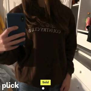 College tröja - Säljer en College tröja för 20kr, sjukt fin men inte i min stil längre❤(bild lånad från förra ägaren) den är i jätte bra skick men säljer billigt för att den är från shein:) kom privat för mer bilder elr frågor!