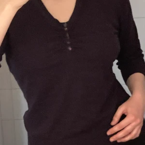 Jättefin lila tröja - Snygg lila tröja från MICHA med pärlor insydda på framsidan❤️‍🔥 Använd 1 gång, och i mycket bra skick! 