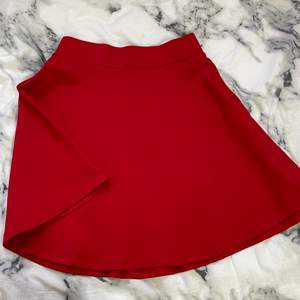 Jättefin röd kjol! Knappt använd endast ett par gånger. Storlek 170 i barn men jag har M och passar perfekt! Passar även S då den tajt. Från Kappahl!