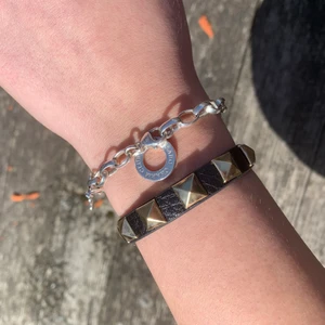 Armband - Valentinoliknande armband. Inte använt utan enbart testat. Mycket bra kvalité och identiskt med det äkta. Säljes då jag har väldigt mycket smycken. Har totalt 2 i lager❤️ Hör av dig vid frågor