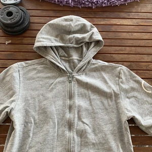 Calvin Klein kofta  - En mycket fin Calvin Klein tröja som tyvärr är för kort i armarna på mig, den är oanvänd då den tyvärr inte passade och passar storlek XS/S. Säljer för 100kr 🤍