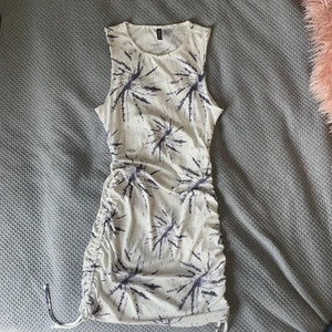 Hm klänning 100kr - Storlek S passar även M, luftigt material. Aldrig använd. Säljer för 100 kr. Kan mötas upp i Stockholm eller frakta. 
