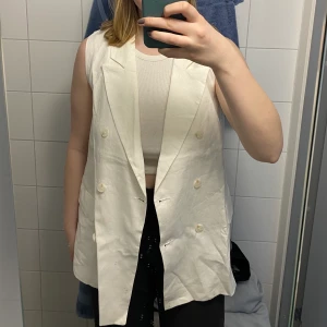 Väst från Carin Wester  - Vit väst från Carin Wester. Aldrig använd, prislappen kvar (nypris 599kr). Säljer pga aldrig använt. 