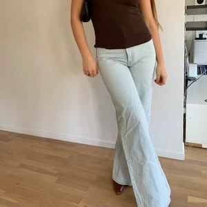 Nya jeans från zara  - Breda jeans från zara i nyskick! För långa på mig som är 167 (har klackar på bilden)! Frakt på 59 eller så möts vi på söder! 