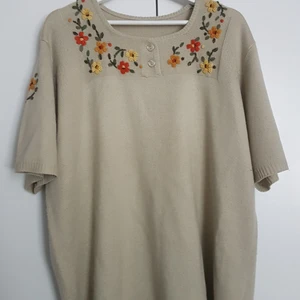 Gullig tröja från röda korset♡ - Köpte den för nåt år sen men har bara legat och skrotat i min garderob för det är inte riktigt min nuvarande stil, skulle säga att de är en L/XL jag har S/M, står inget om märken eller vart den är tillverkad i tröjan:)