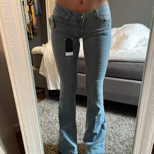 Nya bootcut jeans från Nelly, endast teastade. Storlek 34 Pris 200kr eller bud, köpare står för frakten💗 