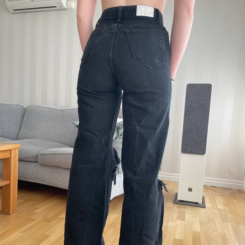 Svarta raka/vida jeans med hög midja och revor från Bershka. Storlek 34 och lite små på mig som vanligtvis har 36 och är 170 cm. Väl använda men i bra skick. Vid fler frågor eller bilder, skriv i dm💗. Jeans & Byxor.