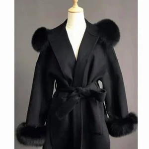 Kappa - Säljer nu min fina päls kappa. Den är andvänd bara få gånger den ser ändå ut o vara helt ny. Köpte den för 2500kr 🤍