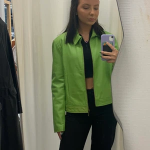 Grön läder jacka - Säljer denna as balla gröna läderjackan som jag köpt på secondhand.💚 Knappt använd så är i väldigt bra skick! Är i storlek 40 o passar bra på mig som har storlek XS-S vanligtvis. Säljer för 400kr. Köparen står för frakten🥰