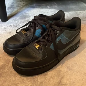 Nike skor - Nike storlek 37, använda en till två gånger och är i fint skick.💙