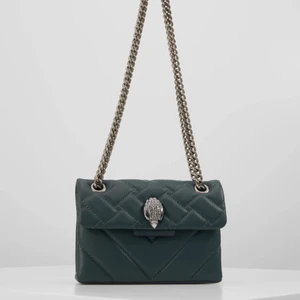 Kurt geiger väska - Grön kurt geiger väska som jag fått i present. Används tyvärr för lite så därför säljer jag 