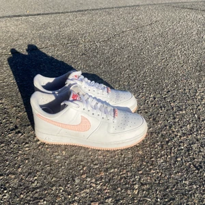 Nike Air Force 1 ’07 - Super fina men tyvärr förstora för mig! Använda ca en vecka och skolådan fås med! Köpta på Nikes egna hemsida och nypris är 1349kr! Är villig att byta mot likadana i storlek 40 eller 40,5. Pris kan diskuteras!