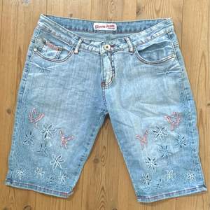 Lågmidjade jeansshorts med skitsnygga broderade detaljer !! köpta från sellpy, från märket eleven jeans <3