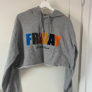 Croppad hoddie från cubus - En grå croppad hoddie från cubus i storlek L! Har själv croppat den vilket man säkert kan se! Det är ett tryck på hoddien där det står ”Friday all week please”! Köpt för 300kr men säljer för 50+66kr spårbar frakt! Det är en liten fläck på den vänstra ärmen men inget jag har varit störd av! 