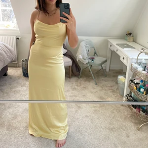 Nelly Balklänning - En helt oanvänd, ljusgul långklänning men öppen rygg från Nelly i satin med prislapp på, PERFEKT TILL BALEN🥰🥰🥰🥰 storlek 36. Köpare står för frakt