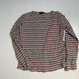 Tröja  - Är en storlek L men passar mindre storlekar med. Knappt använd 