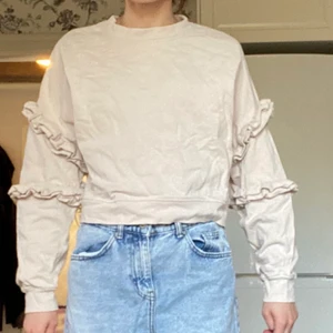 Tröja från H&M - Tröja från H&M i stl 34. Använd fåtal gånger och därmed fint skick. 30kr & kan tas till Kalmar/Öland. Kan fraktas & då tillkommer kostanden för frakten🥰