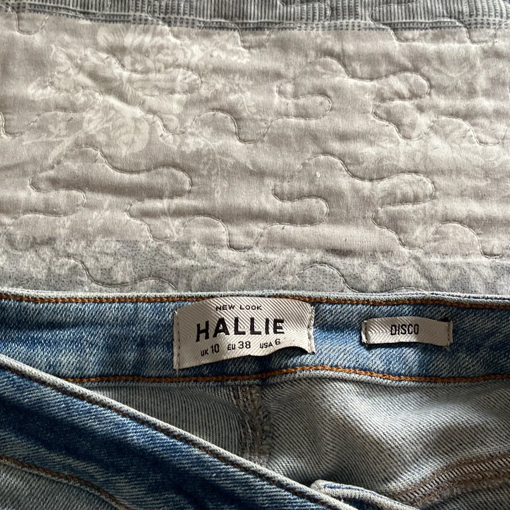 Skitfina jeans från Hollie, tyvärr för stora för mig ( storlek 38 ) och är en 34 36 , och därav anledningen till att dem säljs, dem är väldigt sköna och har stretch material. Kan tänka mig sänka vid ett bra bud.💓. Jeans & Byxor.