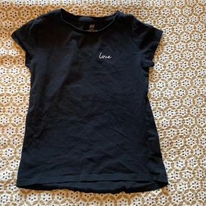 T-shirt H&M - Basis organisation cotton 134/140. Tajt modell.