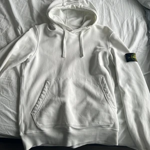 Stone island hoodie - Säljer min stone island hoodie som är köpt för ca 1 år sen på NK. Den är i bra skick!