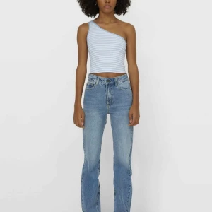 Jeans  - Kollar intresset på mina ursnygga straight stradivarius jeans från Zalando! De är i storlek 34 och sitter jättefint på mig som är 170 cm. Köpta i julas och aldrig använda. Säljer för 200. Köparen står för frakt. 🙌🏽