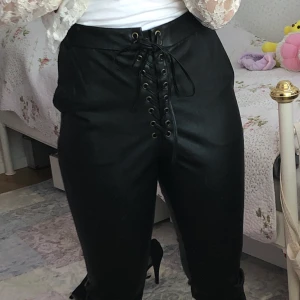 Fejk läder bykor  - Köpta på outlet för några månader sen. Håller på att få ett hål vid dragkedjan. (Använda en gång) 