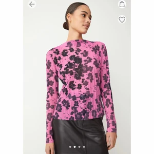 Plisserad top - Jättefin plisserad top från &other stories (bilder lånade därifrån) endast använd en gång så är i princip helt ny! Ordinarie pris 350. 