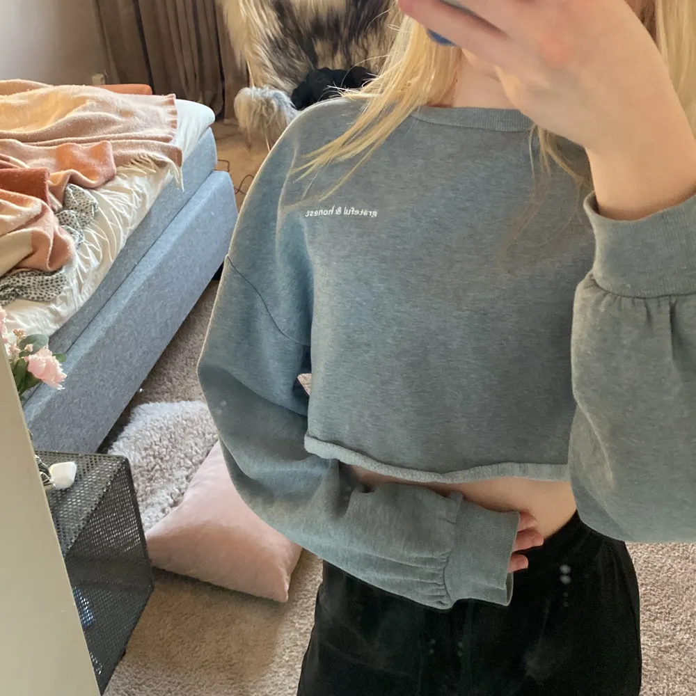 Jätte fin croppad sweatshirt med trycket ”grateful & honest”. Säljer för att jag behöver göra plats i min garderob och den kommer inte till användning :/❤️ NYSKICK!!. Tröjor & Koftor.