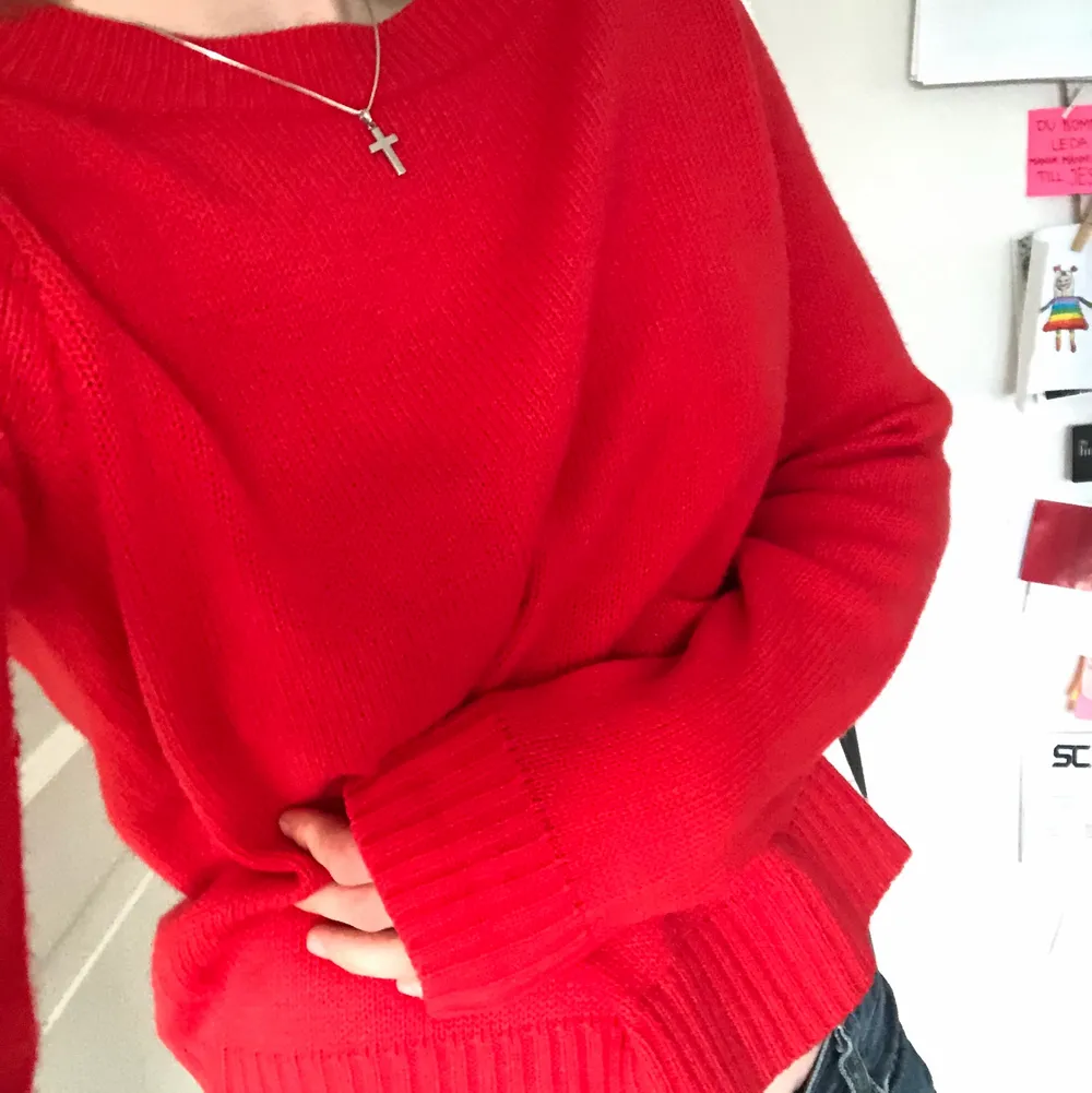 Stickad tröja i en jättehärlig röd färg, de 2 sista bilderna visar färgen ganska bra. Tunt stickad så den faller fint, knappt använd av mig. Supermysig. Tröjor & Koftor.