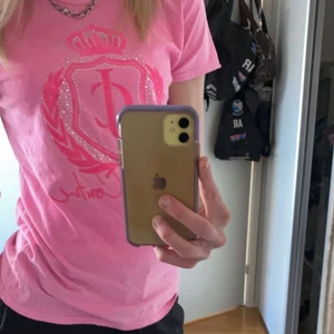 T-shirt - Säljer denna super fina t-shirt från juicy couture i storlek s💕Saknar några diamanter men inget man lägger märke till
