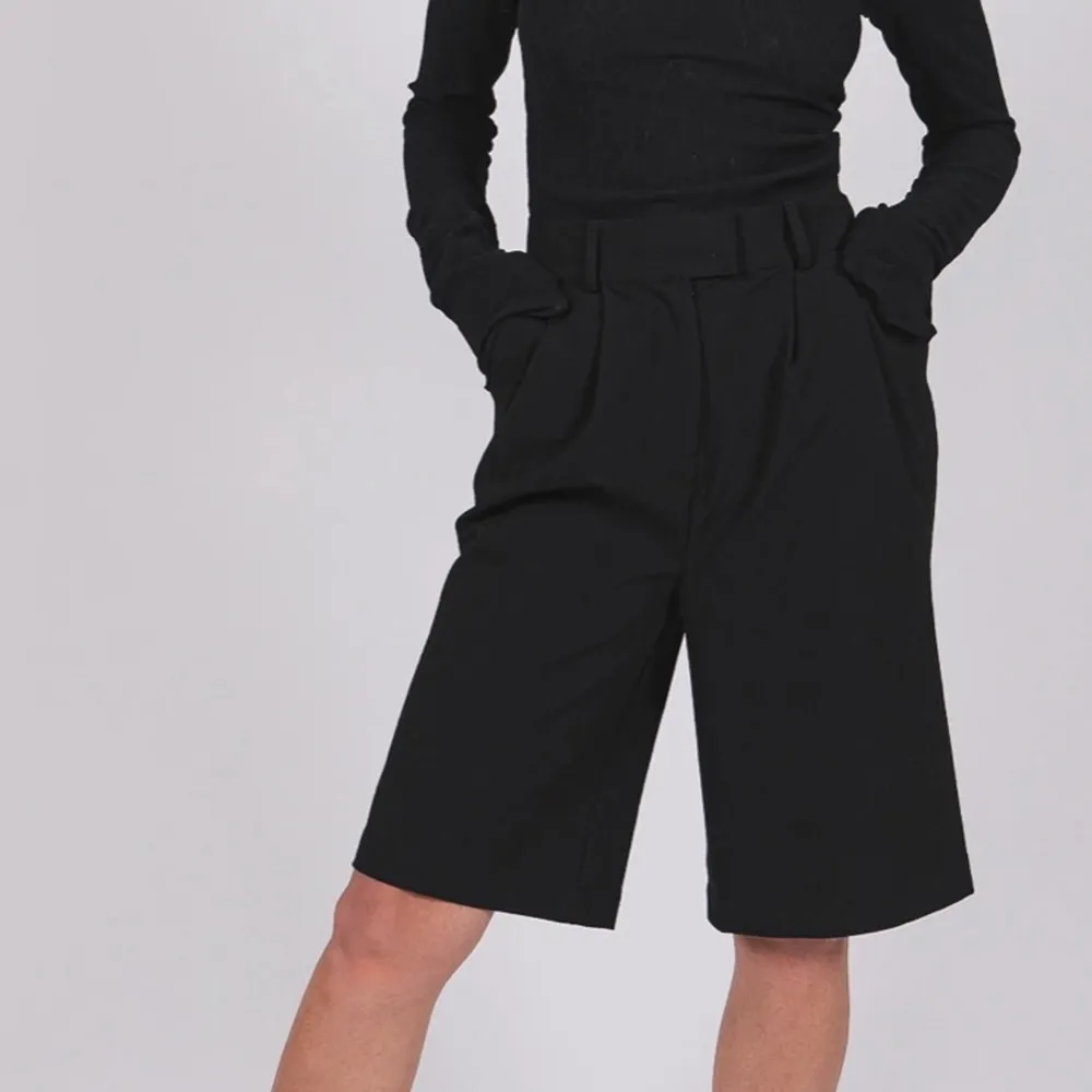Helt oanvända svarta ”suit shorts” från a-dsgn. Nypris 599kr. Kan mötas upp i Örebro eller Karlstad, kan fraktas om köparen står för frakten.. Shorts.