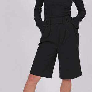 Helt oanvända svarta ”suit shorts” från a-dsgn. Nypris 599kr. Kan mötas upp i Örebro eller Karlstad, kan fraktas om köparen står för frakten.