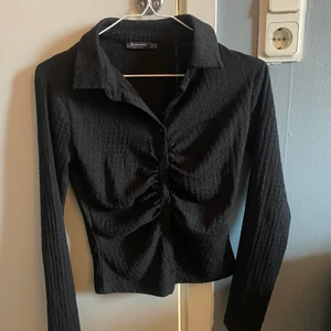 Topp - Tröja i gott skick. Storlek M men passar mig som är xs - s. Snabb affär , mitt i flytt! Frakt ingår ❣️ 110