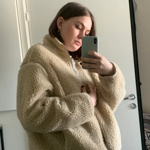 Jacka - Weekday jacka i beige. Kan mötas upp i Örebro eller Karlstad, kan fraktas om köparen står för frakten.