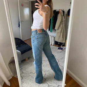 Levis jeans - Levis jeans i modellen 512, lite bootcut. Passar storlek s/m o jag är 167 för referens. Pris inklusive frakt!!❤️❤️❤️