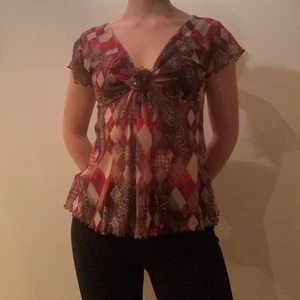 Kortärmad mönstrad blus - Finaste blusen! Tunt och luftigt material med blandat mönster i varma toner. Sitter väldigt snyggt! Köpt på secondhand men har aldrig använt den!