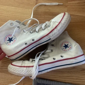 Vita converse  - Vita converse, ej tvättade på bilden. Tvättas såklart innan de skickas. Storlek 34. Kan skickas, köpare står för frakten.