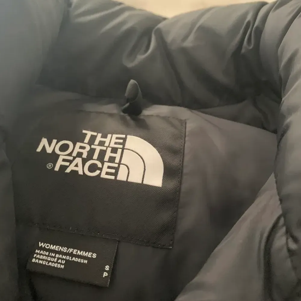 Lägger ut igen pågrund av oseriösa köpare, säljer iaf denna North Face puffer jacket då den inte kommer till användning. Den är i väldigt bra skick och har inga defekter. Köpte för 2800 men säljer för endast 1100kr✨. Jackor.