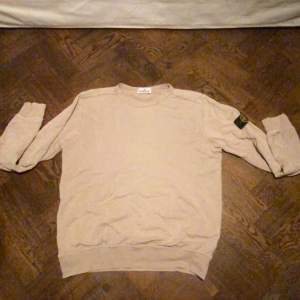 Stone island junior sweatshirt storlek 14/170 (S) köpt på NK så äkta såklart. Dm för fler bilder.  Kan bara mötas upp och kan tänka mig att byta mot någonting som har samma värde 
