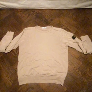 Stone island junior sweatshirt - Stone island junior sweatshirt storlek 14/170 (S) köpt på NK så äkta såklart. Dm för fler bilder.  Kan bara mötas upp och kan tänka mig att byta mot någonting som har samma värde 