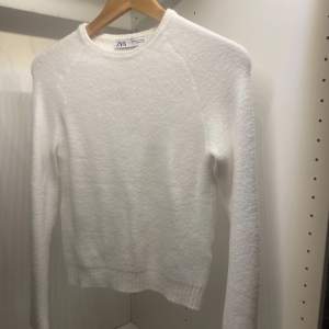 Superfin vit tröja från Zara, otroligt mjuk 🥰 endast använd en gång, köpt för 390 säljer för 180  