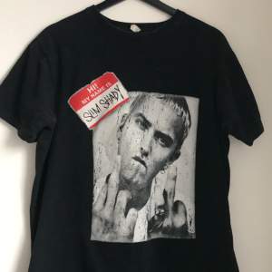 En över snygg Eminem t-shirt som jag köpt i en skater butik. Kommer tyvärr inte till användning.