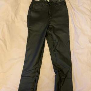 Jeans med läderimitation från Only i storlek M, längd 34. Änvänd 3 ggr, men har tyvärr blivit för små nu.