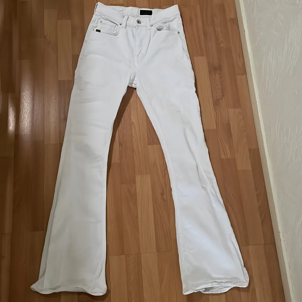 Jättesnygga vita bootcut jeans från Tiger of Sweden. ❣️. Jeans & Byxor.